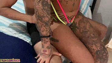 Morena tatuada e muito gostosa deixa novinho de pau grande e grosso enfiar tudo no seu cuzinho depois de mamar até se engasgar