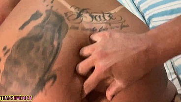 Morena tatuada e muito gostosa deixa novinho de pau grande e grosso enfiar tudo no seu cuzinho depois de mamar até se engasgar