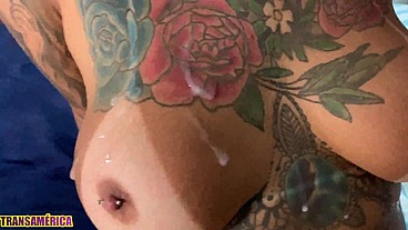 Morena tatuada e muito gostosa deixa novinho de pau grande e grosso enfiar tudo no seu cuzinho depois de mamar até se engasgar