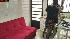 fudendo a caroline casada na cozinha