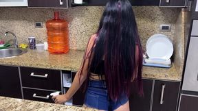 encuentro a mi hijastra con un gran culo limpiando la cocina en short sexy y la engane con ayudarla solo para sostenerla por el culo