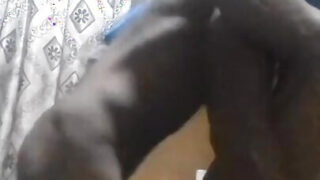 Büyük penisli siyahi öğretmen, amatör bir gencin götünü çıplak bir şekilde sertçe beceriyor, ev yapımı ateşli bir video.