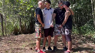 Suruba no mato com os amigos do futebol. - Completo