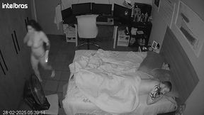 sexo bruto no chao da sala com camera  escondida  registrando cada estocada