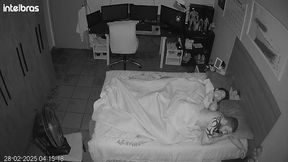 sexo bruto no chao da sala com camera  escondida  registrando cada estocada