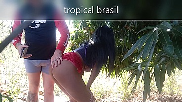 A empregada do meu amigo reclamou do salário e eu e meu amigo demos pau pra