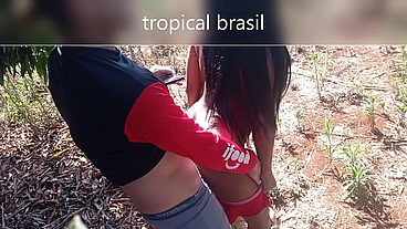 A empregada do meu amigo reclamou do salário e eu e meu amigo demos pau pra