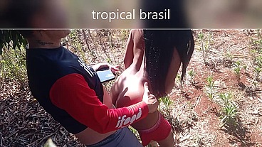 A empregada do meu amigo reclamou do salário e eu e meu amigo demos pau pra