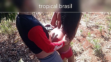 A empregada do meu amigo reclamou do salário e eu e meu amigo demos pau pra