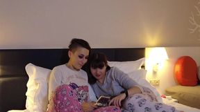 soiree pyjama avec irogeniaon s amuse trop bien toute les deux, plein de ...