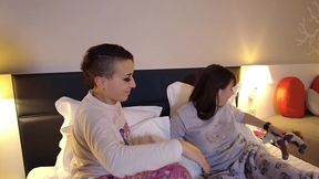 soiree pyjama avec irogeniaon s amuse trop bien toute les deux, plein de ...