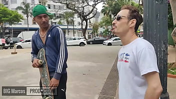 O boy na pra&ccedil_a aceitou ir dar pros dois pauzudos