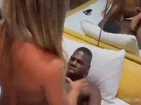Corno chama negão dotado pra fuder a esposa no motel