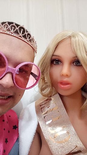 The blonde Romania is back