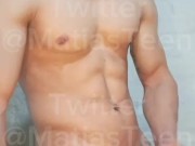 Joven universitario dotado caliente masturbándose