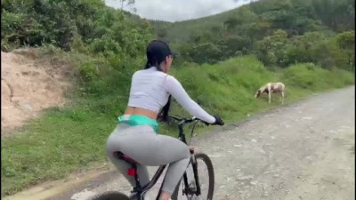 Chica colombiana de cuerpo atlético es follada en un lugar turístico.