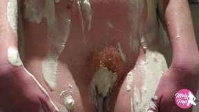 Petit Essai Dargile Blanche Sous La Douche