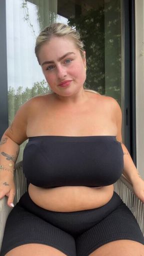 Playing with my big belly😍👋🏻