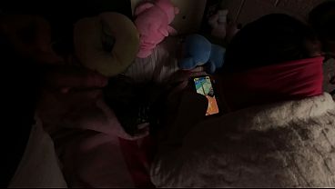 mi padrastro es dadivoso conmigo me regal&oacute_ un CELULAR pero a cambio debo CHUPARSELA y que meta sus dedos en mi cl&iacute_toris PORNO LATINO en HD