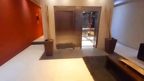 Me foll&eacute_ a la borracha de mi vecina en el ascensor Anal arriesgado Culo escupiendo leche