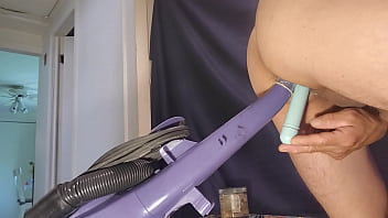 Vacum stretching my asshole