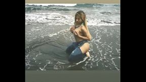 Luana Pacheco en la playa