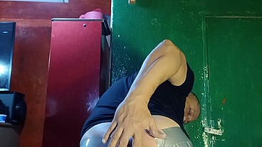 Abriendo mi culo con cinta para preñarlo con varios dildos