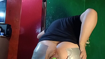 Abriendo mi culo con cinta para preñarlo con varios dildos
