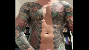 Gangster musculado se la pela para su fan