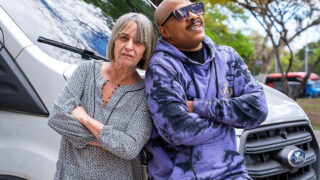 Babička s velkými prsy a povislými prsy bere drsný anální sex