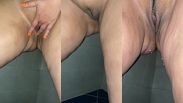Luego de la ducha me acaricio hasta chorrearme