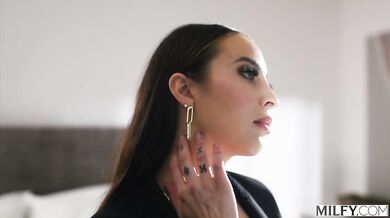 MILFY Boss lady Melissa fucks assistant on business trip