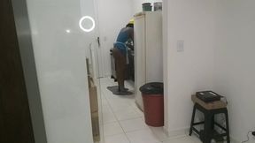 myke brazil chana a diarista roberta dias para fazer limpeza na casa dele veja o k aconteceu na faxina ela deu bem gostoso para o myke brazil ..
