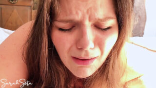 Grosse salope se fait pénétrer profondément dans le cul lors d'une intense séance de BDSM