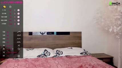 Quand les token arrivent la cam girl montre sa chatte