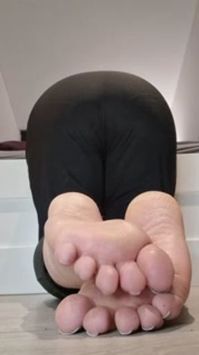 My delicious bit booty🍑 And delicious wrinkled soles in one shot.😍