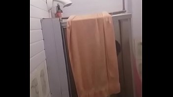 Neg&atilde_o lavando a piroca para arrombar um cuzinho apertado