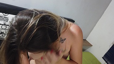 Estrella porno se masturba y llega al orgasmo mientras es grabada por su padrastro