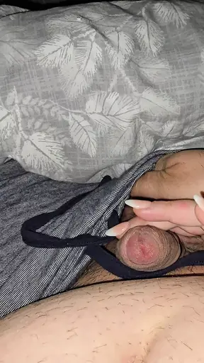Stiefzoon trekt zijn lul en krijgt een handje van zijn stiefmoeder