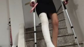 Miss Annika torna dall'ospedale un pò demoralizzata convinta che finalmente gli togliessero i dllc invece no rimane con un llc più alto e col piede diritto a causa di un problema al tallone di Achille sconsolata chiama un amico per farsi consolare.