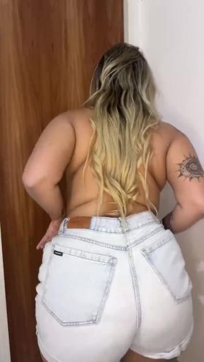Thirsty girlfriend takes a shower together
