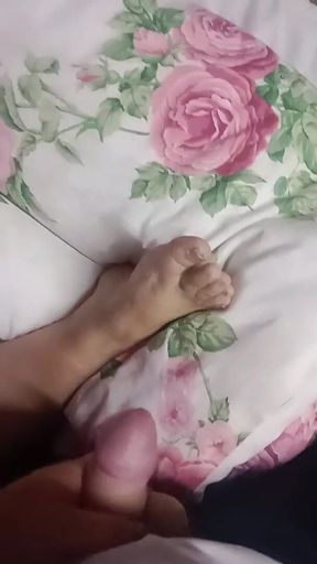 Secretly Jacking off to Stepmom's Foot