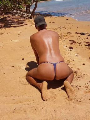 Ladysilva crossdress de bikini na praia que bunda gostosa
