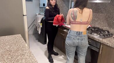 La niñera hace horas extras sexuales mientras mi marido está en la habitación