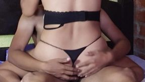 Le modelo mis bragas a un amigo, se caliente y me folla duro y se corre dentro de mi apretado co�o