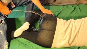Getting her cute ass in leggings completely piss showered until she’s dripping wet (artwork without audio)