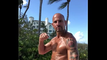 MAXXX LOADZ THE BEACHBODY PORNSTAR FLEXING AT THE BEACH