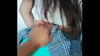 Colegiala sent&aacute_ndose en pene duro