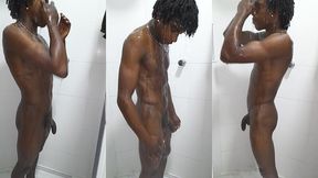 magrinho gostoso tomando um banho pra refrescar do calor