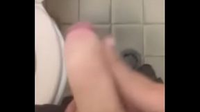 Gusta socando uma no banheiro